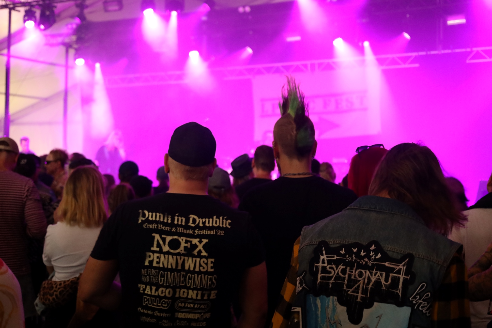 Yleisöä lavan edessä.